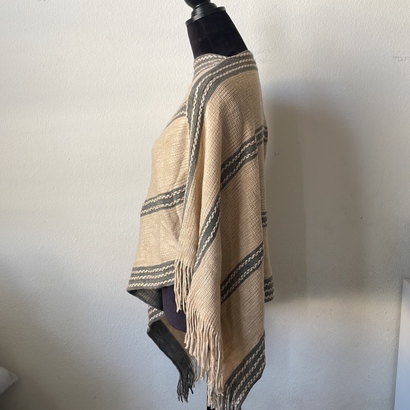 Women Tan & White Stripe Shawl Poncho Knitted Sweater Pullover Fringe Soft - Picture 6 of 9